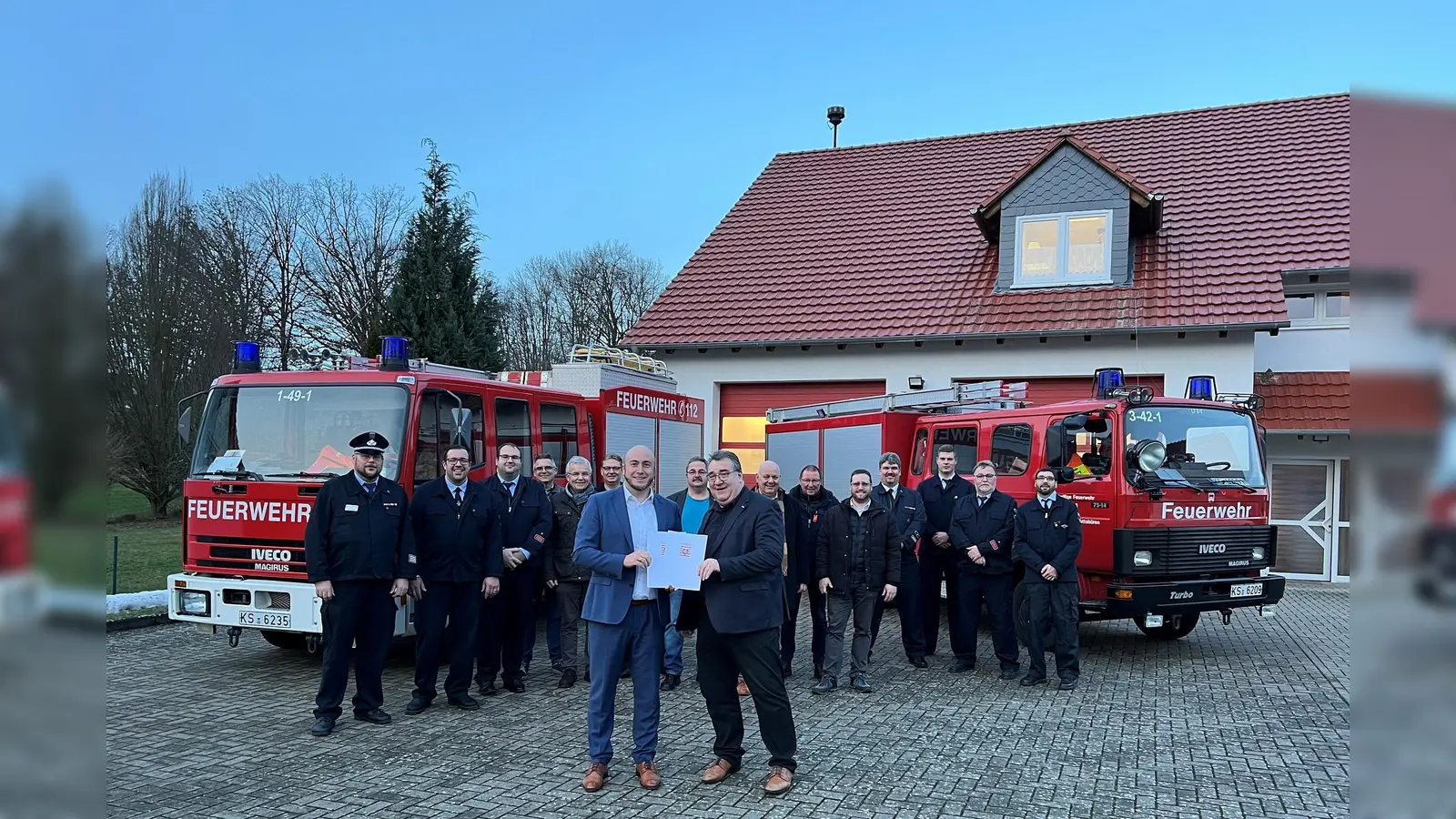 Neben Bürgermeister Lange und Regierungspräsident Weinmeister (im Vordergrund) sind im Hintergrund u.a. abgebildet: Stadtbrandinspektor Tobias Reidelbach (1. v.l.), Wehrführer Trendelburg Alexander Duschek (2. v.l.) sowie Wehrführer Gottsbüren Marcel Heib (4. v.r.) mit Vertretern der Feuerwehr sowie Stadtverordneten und Vertretern der Stadtverwaltung. (Foto: Stadt Trendelburg)