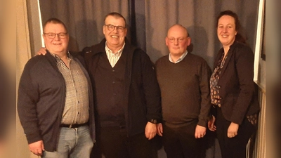 Wurden nach langjähriger Vorstandsarbeit aus ihren Ämtern verabschiedet (v.l.): Thomas Multhaupt, Holger Sprenger, Hubert Ashauer und Diana Blume. (Foto: Dorfgemeinschaft Welda / privat)