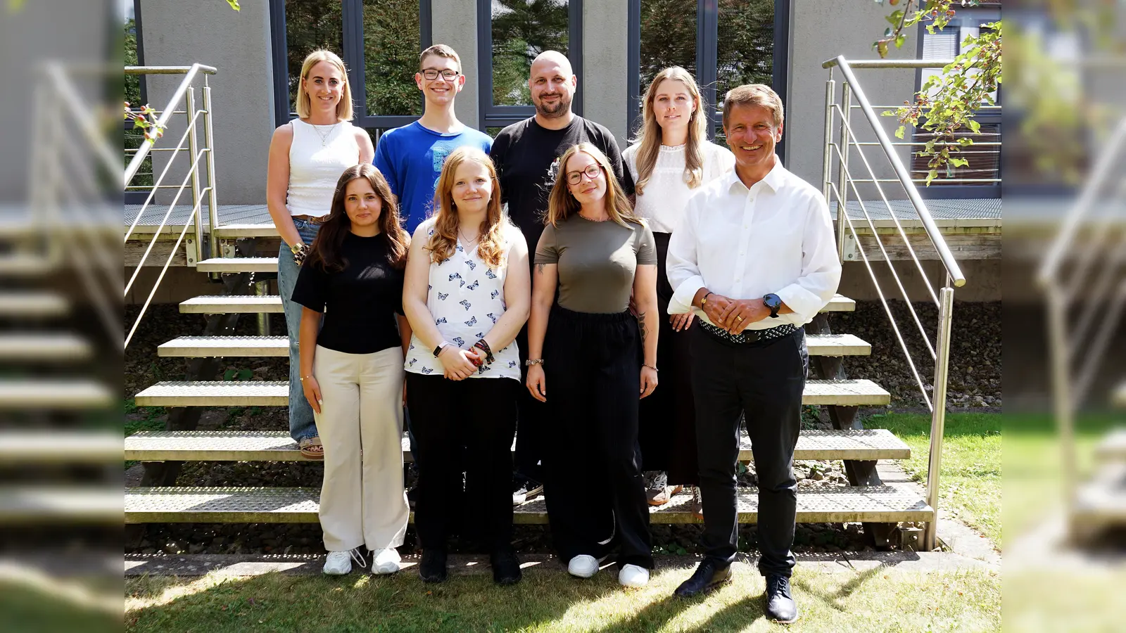 Landrat Michael Stickeln und Michaela Busche (hinten l., Abteilung Personal) begrüßten die neuen Auszubildenden im Kreishaus: (vorne v.l.) Melissa Specht aus Brakel, Amanda Glahn aus Höxter, Laura-Elisabeht Lübking aus Höxter-Bruchhausen, (hinten v.l.) Julian Bobbert aus Beverungen-Haarbrück, Manuel Dierkes aus Beverungen-Dalhausen und Alina Stöver aus Brakel-Gehrden. (Foto: Kreis Höxter)