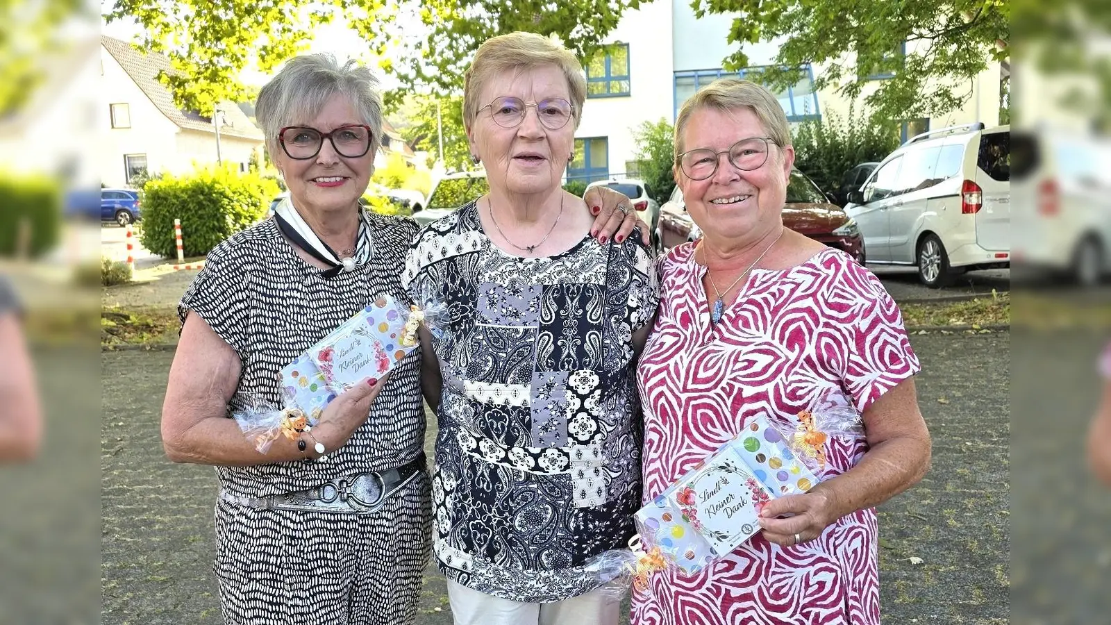 Elisabeth Grashof (Mitte) dankt Uschi Maly (links) und Helga Drost (rechts) für ihr langjähriges, engagiertes und beherztes Wirken im Vorstand.  (Foto: kfd Höxter)