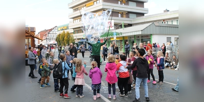 Besonders die Kinder waren vom Seifenblasenkünster auf der Herbstmarkt begeistert. (Foto: Kerstin Aderholz)