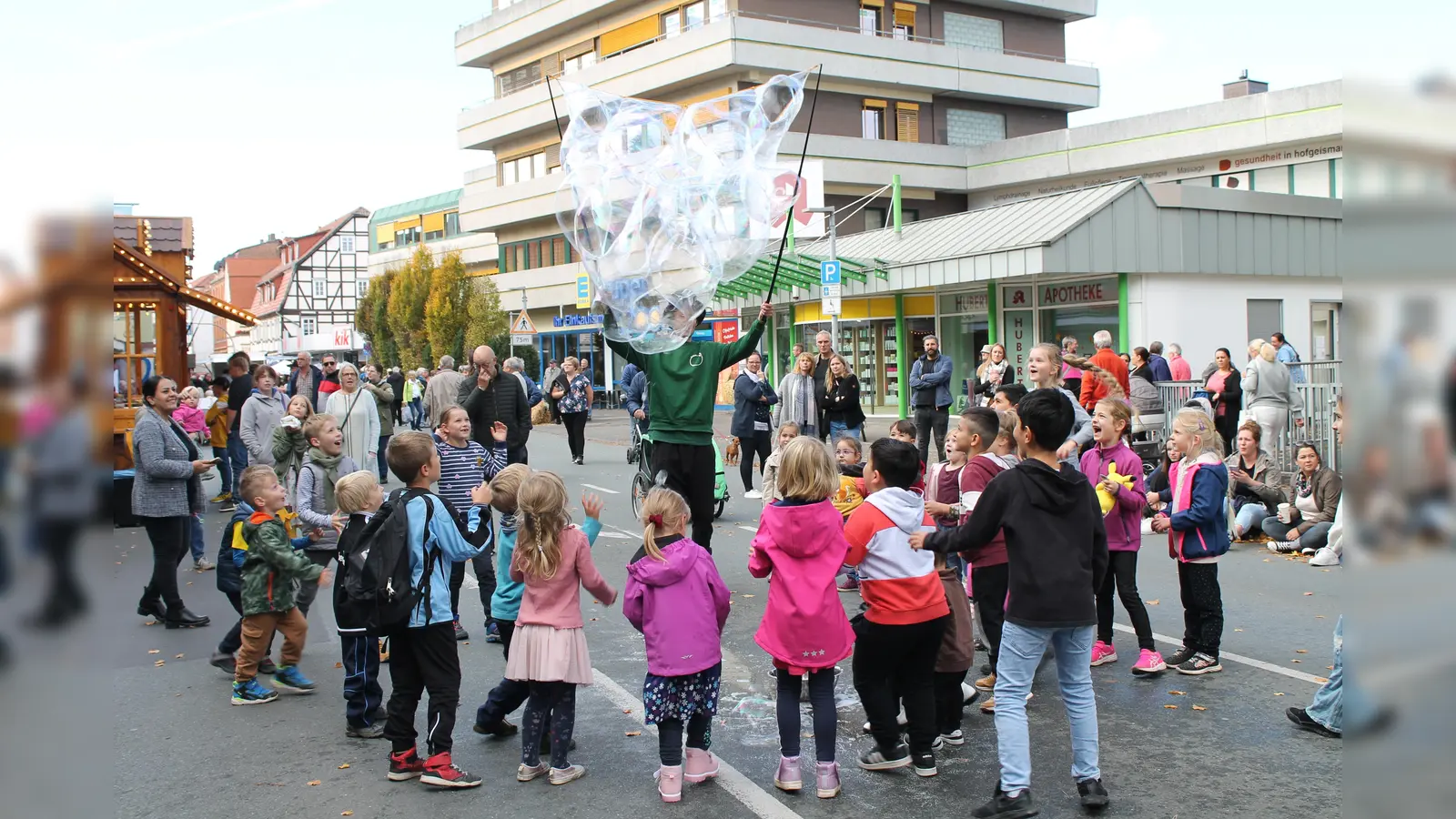 Besonders die Kinder waren vom Seifenblasenkünster auf der Herbstmarkt begeistert. (Foto: Kerstin Aderholz)