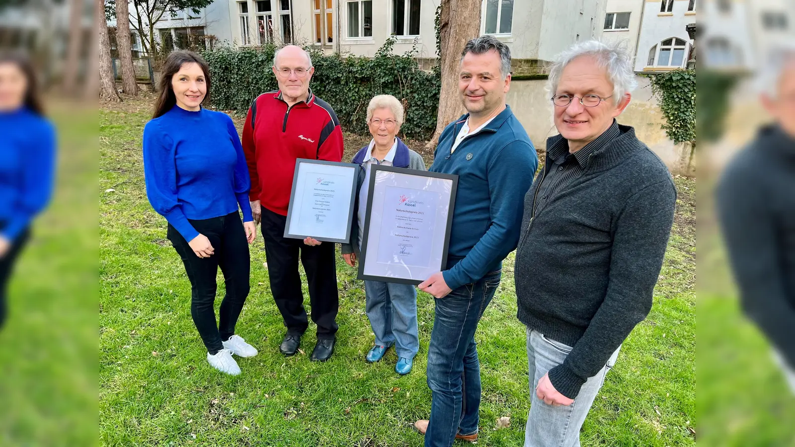 Die Gewinner des Naturschutzpreises 2023: Dr. Anna Kuntzsch, Vorsitzende des Naturschutzbeirats (von links) mit Bernd und Renate Enders vom NABU Habichtswald, Christopher Vocht, Konrektor an der Käthe-Kollwitz-Schule und Roman Krettek, Leiter der Unteren Naturschutzbehörde.  (Foto: Landkreis Kassel)