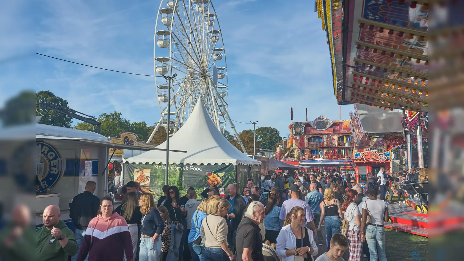 Bereits am Samstagnachmittag war der Festplatz der Warburger Oktoberwoche bei herrlichem Spätsommerwetter sehr gut besucht. (Foto: Stefan Bönning)
