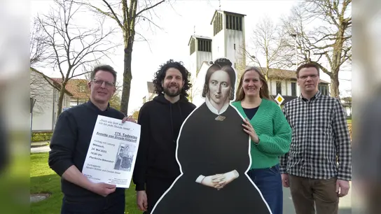 Bökendorf erinnert an Annette von Droste-Hülshoff: (v.l.) Markus Grewe vom Kirchenvorstand, Carsten Meier und Miriam Scholz als Vortragende sowie Bernhard Aufenanger als Initiator laden dazu ein. (Foto: Bernhard Aufenanger)