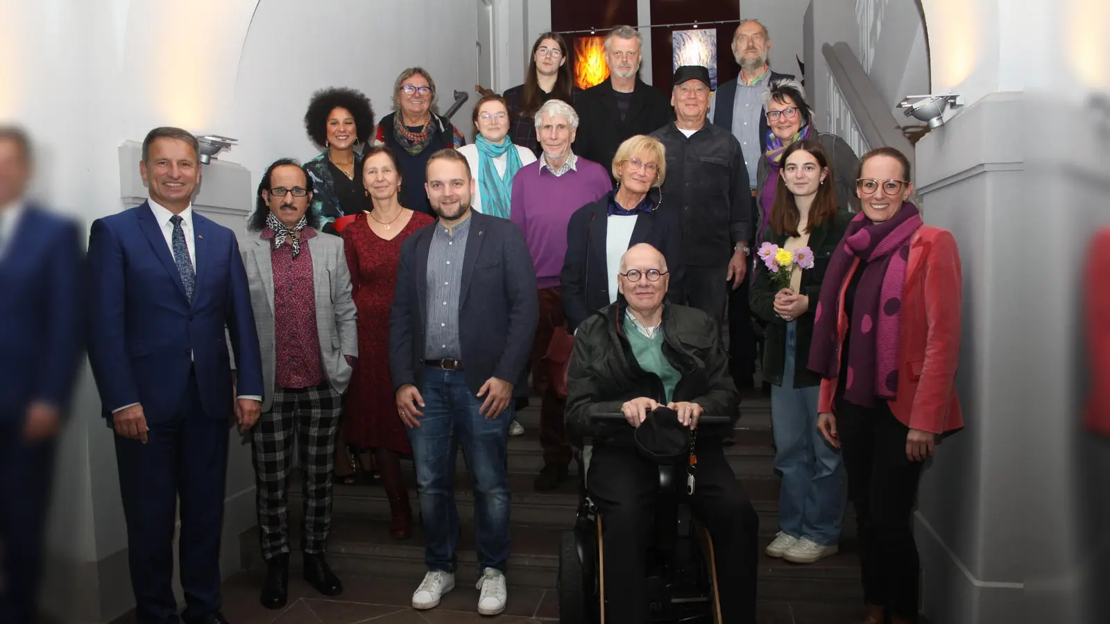 Landrat Michael Stickeln (links) und Julia Siebeck (rechts) sowie Pfarrer Tim Wendorff (Mitte vorne) von der evangelischen Weser-Nethe-Gemeinde mit der Gruppe der Künstlerinnen und Künstler, die im Kreishaus ihre wunderbaren Werke „Die vier Elemente“ präsentieren. (Foto: Kreis Höxter)