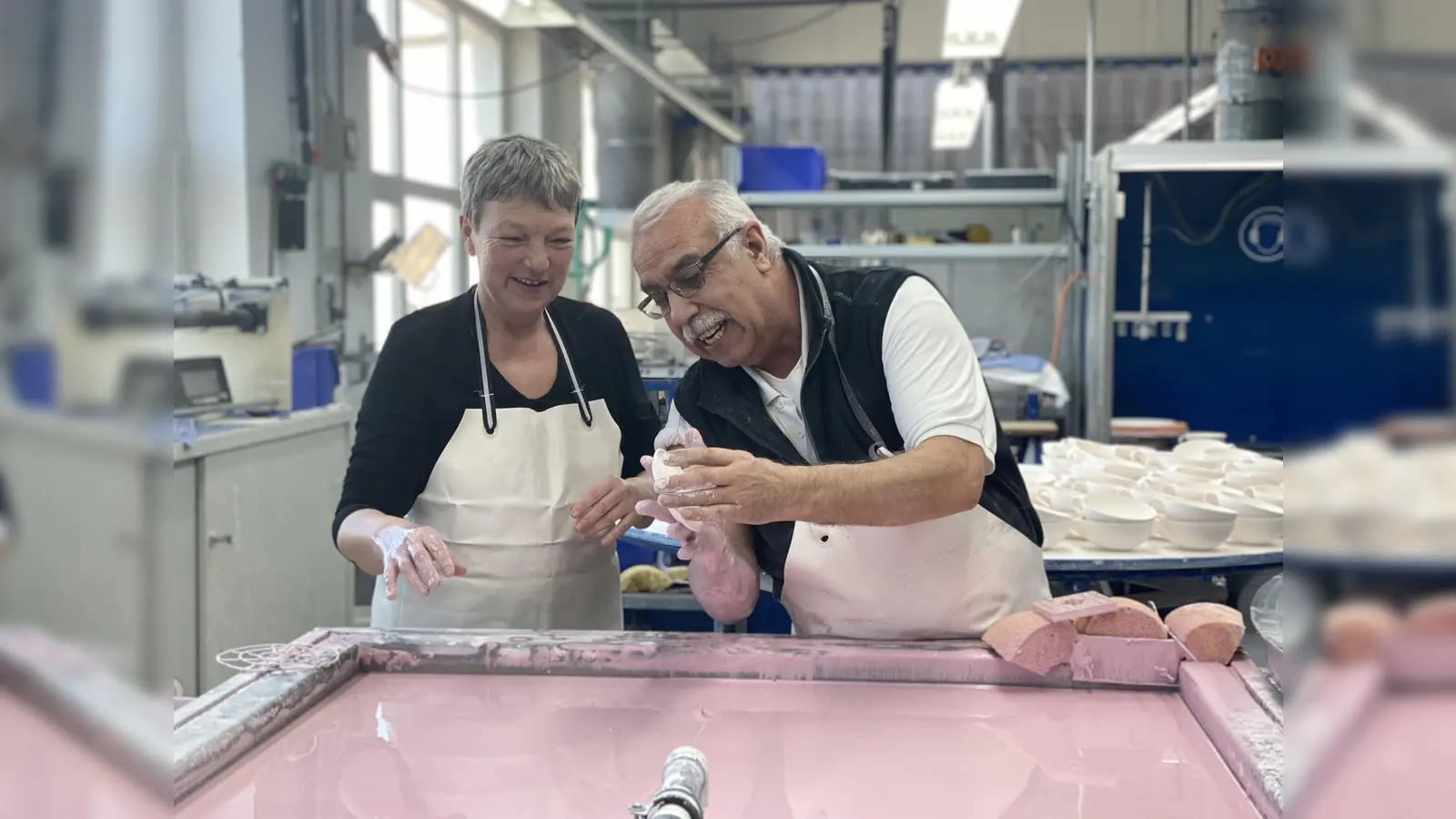 Von Fürstenberg-Mitarbeiter Ümit Taymaz ließ Hanna Naber sich das Handwerk des Glasierens von Porzellan zeigen. (Foto: privat)