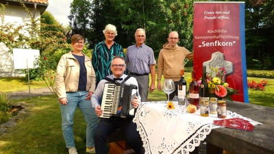 Das Organisationsteam freut sich auf das Weinfest (v.l.): Frederike Wieneke, Martina Wilde, Horst Kanbach und Rudolf Moor, vorn Bernd Rüthers. (Foto: Doris Dietrich)
