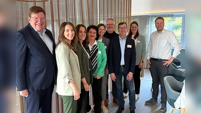 Kurze Impulse und viel Raum für persönliche Gespräche: Beim Warburger Unternehmerfrühstück stellten sich vier Unternehmen vor: (von links) Thomas Berens (Geschäftsführer Sankt Johannes), Laura L. Franco und Anna Freytag (Team Physio+), Rechtsanwältin Jeanette König-Abresch, Josefin Lehra (Mineralquellen Germete), Thomas Schulz (Rau Interim Geschäftsführer), Bürgermeister Tobias Scherf, Maren Zimmermann (Team Physio+) sowie Wirtschaftsförderer Sören Spönlein. (Foto: Stadt Warburg)