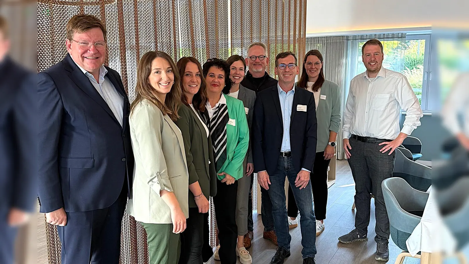 Kurze Impulse und viel Raum für persönliche Gespräche: Beim Warburger Unternehmerfrühstück stellten sich vier Unternehmen vor: (von links) Thomas Berens (Geschäftsführer Sankt Johannes), Laura L. Franco und Anna Freytag (Team Physio+), Rechtsanwältin Jeanette König-Abresch, Josefin Lehra (Mineralquellen Germete), Thomas Schulz (Rau Interim Geschäftsführer), Bürgermeister Tobias Scherf, Maren Zimmermann (Team Physio+) sowie Wirtschaftsförderer Sören Spönlein. (Foto: Stadt Warburg)