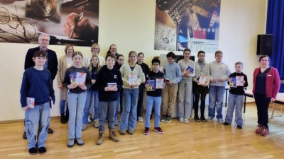 Alle Teilnehmenden des Kreisentscheids des Vorlesewettbewerbs 2026 gemeinsam mit den Jurymitgliedern sowie den Organisatorinnen und Organisatoren der Stadtbücherei Höxter. (Foto: Stadt Höxter)