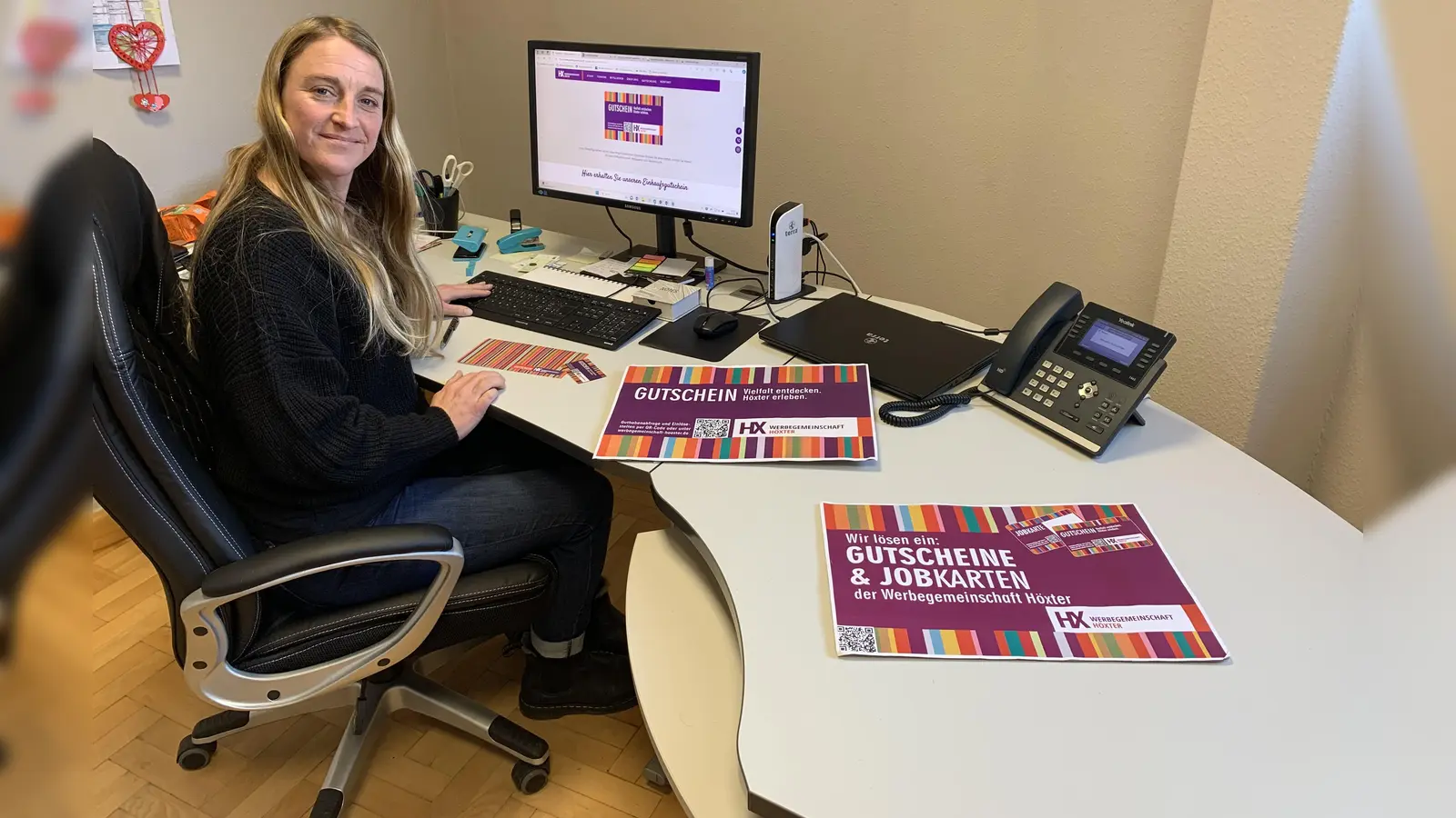 Katharina Vötter (Veranstaltungs-Koordinatorin der Werbegemeinschaft Höxter e.V.) betreut die Website der Werbegemeinschaft und aktualisiert die neue Gutschein-Seite. (Foto: privat)