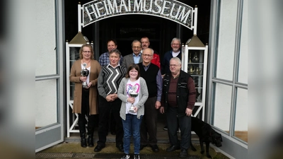 V.l.: Kerstin Schindler, Dieter Budde, Alfred Schomberg, Lena Seehorst, Herbert Rössel, Dieter Weymann, Walter Knoblauch, Reinhold Köster und Norbert Thewes. (Foto: Foto: privat)