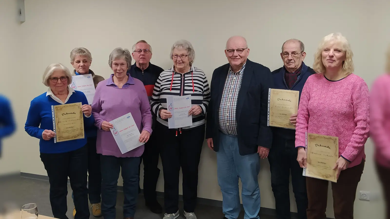 (v.l.) Christa Schneider (50 J. passiv), Veronika Klöckner (60 J. aktiv), Ruth Dittrich (60 J. aktiv), Manfred Dittrich (Chorvorsitzender), Ursula May (70 J. aktiv), Dr. Walter Vogt (Sängerkreisvorsitzender), Rolf Gobrecht (60 J. passiv) und Andrea Schade (40 J. aktiv). (Foto: Volkschor Helmarshausen)