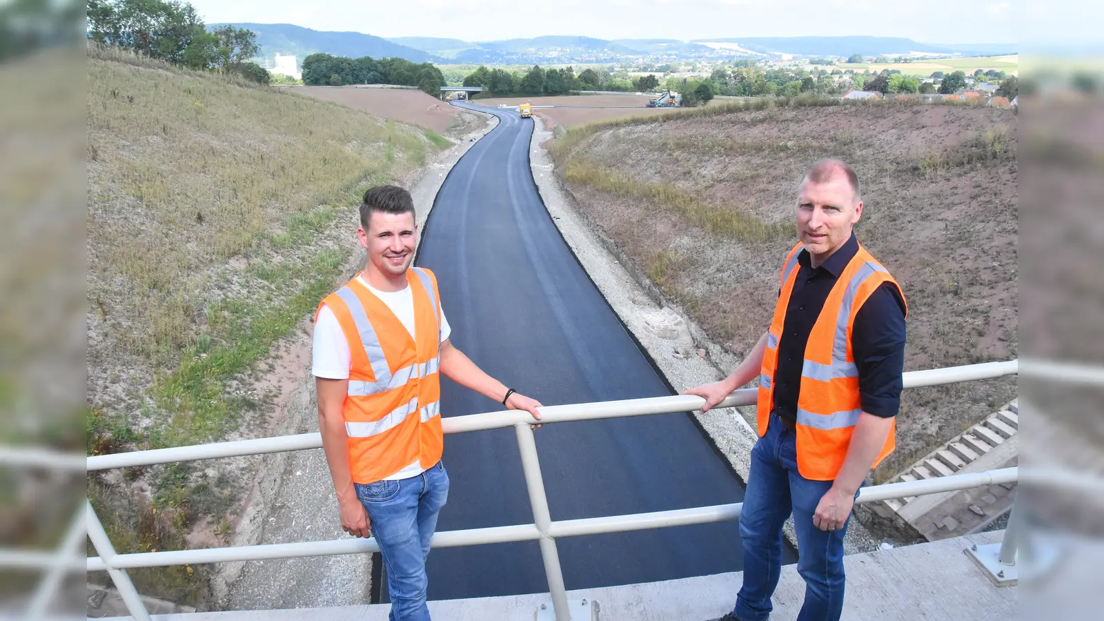 Volker Löwer (r.) und Johannes Wittich. Im Hintergrund der nördliche Anschluss der neuen B83.  (Foto: Peter Vössing )