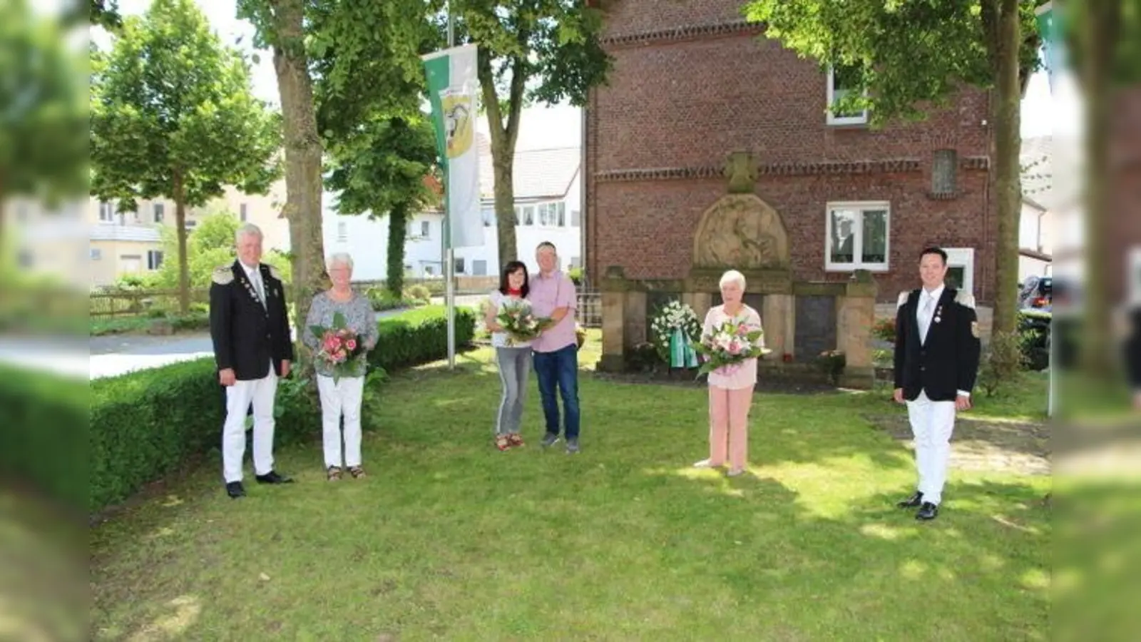 Ehrung: (v.l.) Stephan Ernst (Oberst) mit Florentine Ernst (30. Jubiläum), Birgit und Karl Breker (40. Jubiläum), Helga Schübeler, (25. Jubiläum), Steffen Franzmann (Adjutant). (Foto: Foto: St. Johannes Schützengesellschaft)