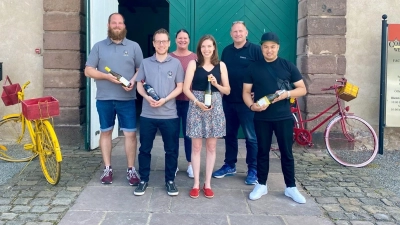 Zum Fünften Weinfest in Corvey laden die beiden Service-Clubs herzlich ein (v.l.): Christian Höke (RT150), Philip Hirsch (RT150), Katja Kaspers (Corveyer Weinhaus), Pia Schöning (LC64), Robert Kienappel (Corveyer Weinhaus) und Marc Gonzaga (Foodtruck 3Stars). (Foto: privat)