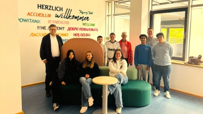 Simon Tewes (Schulleiter der Gesamtschule Bad Driburg, ganz links), Sven Reinhards (2. von rechts), Karin Rosemann (vierte von rechts) und Schülerinnen und Schüler der Gesamtschule Bad Driburg unterstützen die Taschengeldbörse. (Foto: Gesamtschule Bad Driburg)