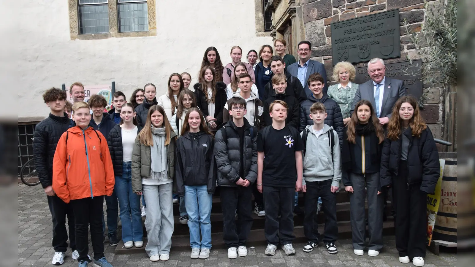 Während eines Schüleraustausches waren bereits Schülerinnen und Schüler aus Corbie in Höxter zu Gast. Sie wurden mit Ihren deutschen Gastgebern vom König-Wilhelm Gymnasium von Bürgermeister Daniel Hartmann im Historischen Rathaus begrüßt. (Foto: Stadt Höxter)