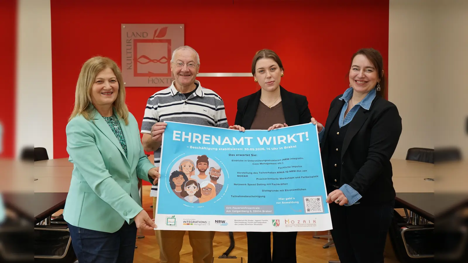 Laden am 30. Mai ein zur Informationsveranstaltung für Ehrenamtliche aus dem Bereich Integration: Filiz Elüstü (Leiterin des Kommunalen Integrationszentrums des Kreises Höxter), Adalbert Grüner (Flüchtlingshilfe Brakel), Evelyn Schaffors (Koordination Kommunales Integrationsmanagement) und Kreisdirektorin Manuela Kupsch. (Foto: Kreis Höxter)