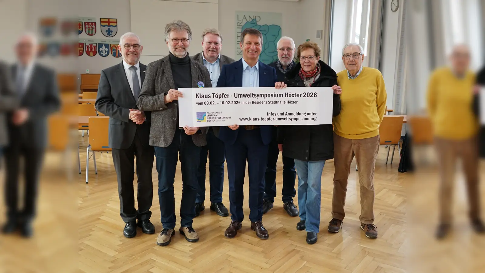 Freuen sich auf das Klaus Töpfer Symposium zur Bedeutung umweltbezogener Studiengänge am Hochschulstandort Höxter für den Natur-, Gewässer- und Klimaschutz in Deutschland und Europa (von links): Heinz-Günter Koßmann (Vorsitzender des Regionalrates Detmold), Bernd Schackers (wissenschaftliche Leitung des Symposiums), Matthias Köhne (Aktionskreis), Landrat Michael Stickeln, Dr. Klaas Rathke, Marlies Hemesoth, Franz-Josef Kaup (Aktionskreis). (Foto: Kreis Höxter)