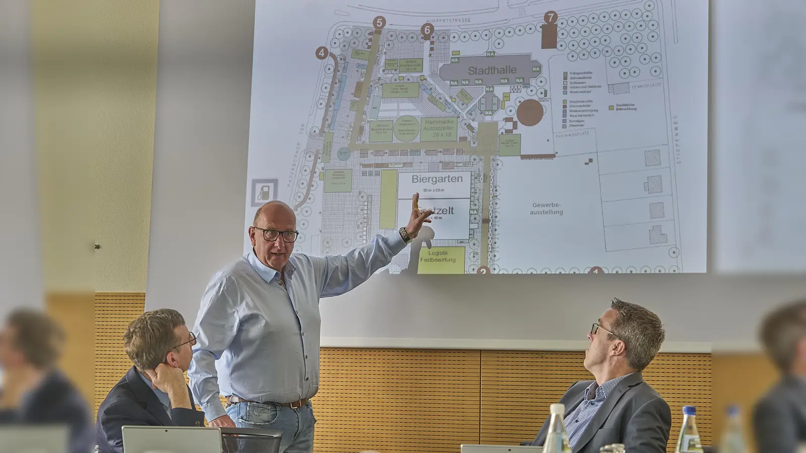 Festwirt Markus Köster erläuterte den optimierten Aufbau des Festplatzes und des Zeltes mit großem Biergarten. (Foto: Stefan Bönning)