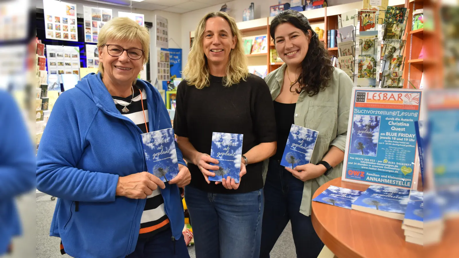 “Anders als geplant” heißt der Kurzgeschichtenband der Autorin Christina Quest (Mitte), die in der Lesbar bei Andrea Vrsaljko (links) und Anne Bröker am Blue Friday eine Lesung hielt.  (Foto: Barbara Siebrecht)
