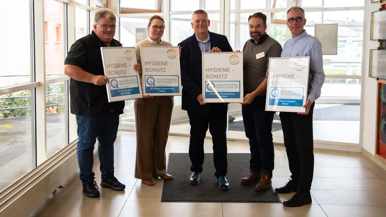 Die vier KHWE-Krankenhäuser erhalten erneut das MRE-Hygienesiegel (von links): Jörg Isermann (Kreis Höxter), Dr. Barbara Blömer (Kreis Höxter), KHWE-Geschäftsführer Christian Jostes, Tobias Brüggemann (Facharzt für Hygiene und Umweltmedizin) und Michael Rüsenberg (Hygienefachkraft). (Foto: KHWE)