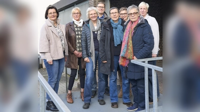 Sie alle handeln aus der Überzeugung, dass Leben bis zuletzt zählt (von links): Silvia Frei (Koordinatorin), Karin Patschke, Dorothea Gebauer (Koordinatorin), Ingo Scheimann, Andrea Herwig, Monika Hegner, Magdalena Schwarz und Tina Hirsch. (Foto: Stefan Bönning)