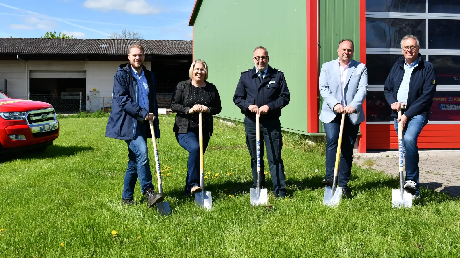 Symbolischer Spatenstich: (v.l.) Fabian Fischer (Gebäudewirtschaft LK Holzminden), Erste Kreisrätin Sarah Humburg, Kreisbrandmeister Jens Heinemeyer, Landrat Michael Schünemann und Ansgar Hartmann von ausführenden Baufirma Hartmann Bau GmbH (Foto: Peter Drews/Landkreis Holzminden)