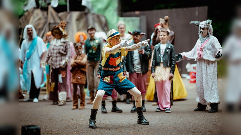 Pinocchio (Vincent Droste) und die Märchenfiguren freuen sich auf die Zusatzvorstellung von Shrek – Das Musical am 26. August. (Foto: Freilichtbühne Bökendorf e. V. | Björn Leisten und Anastasiia Firsova)
