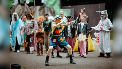 Pinocchio (Vincent Droste) und die Märchenfiguren freuen sich auf die Zusatzvorstellung von Shrek – Das Musical am 26. August. (Foto: Freilichtbühne Bökendorf e. V. | Björn Leisten und Anastasiia Firsova)