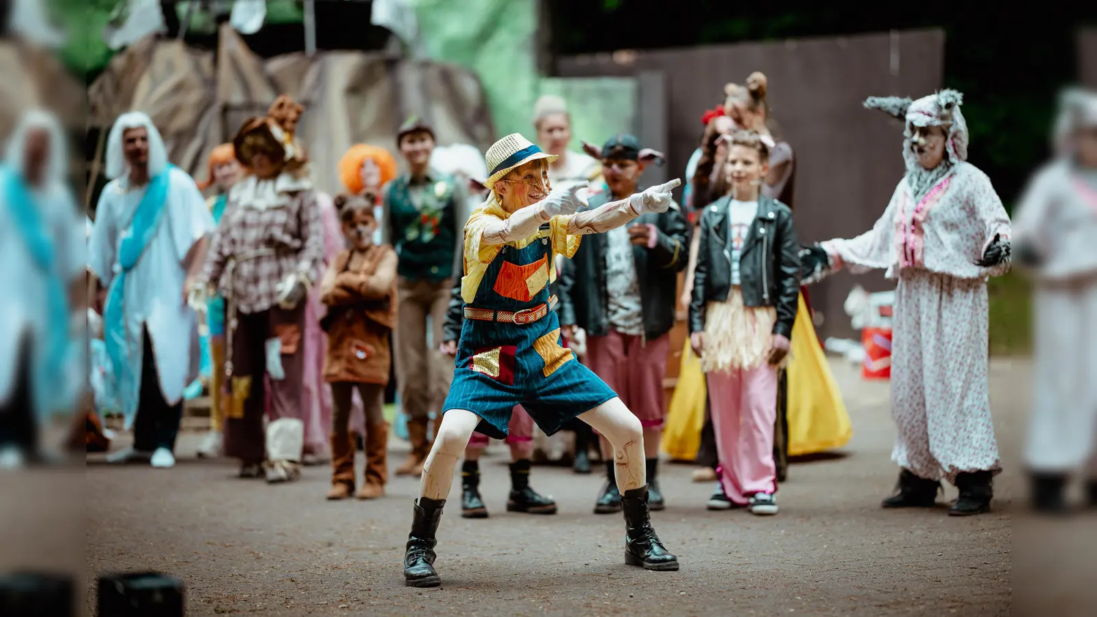 Pinocchio (Vincent Droste) und die Märchenfiguren freuen sich auf die Zusatzvorstellung von Shrek – Das Musical am 26. August. (Foto: Freilichtbühne Bökendorf e. V. | Björn Leisten und Anastasiia Firsova)