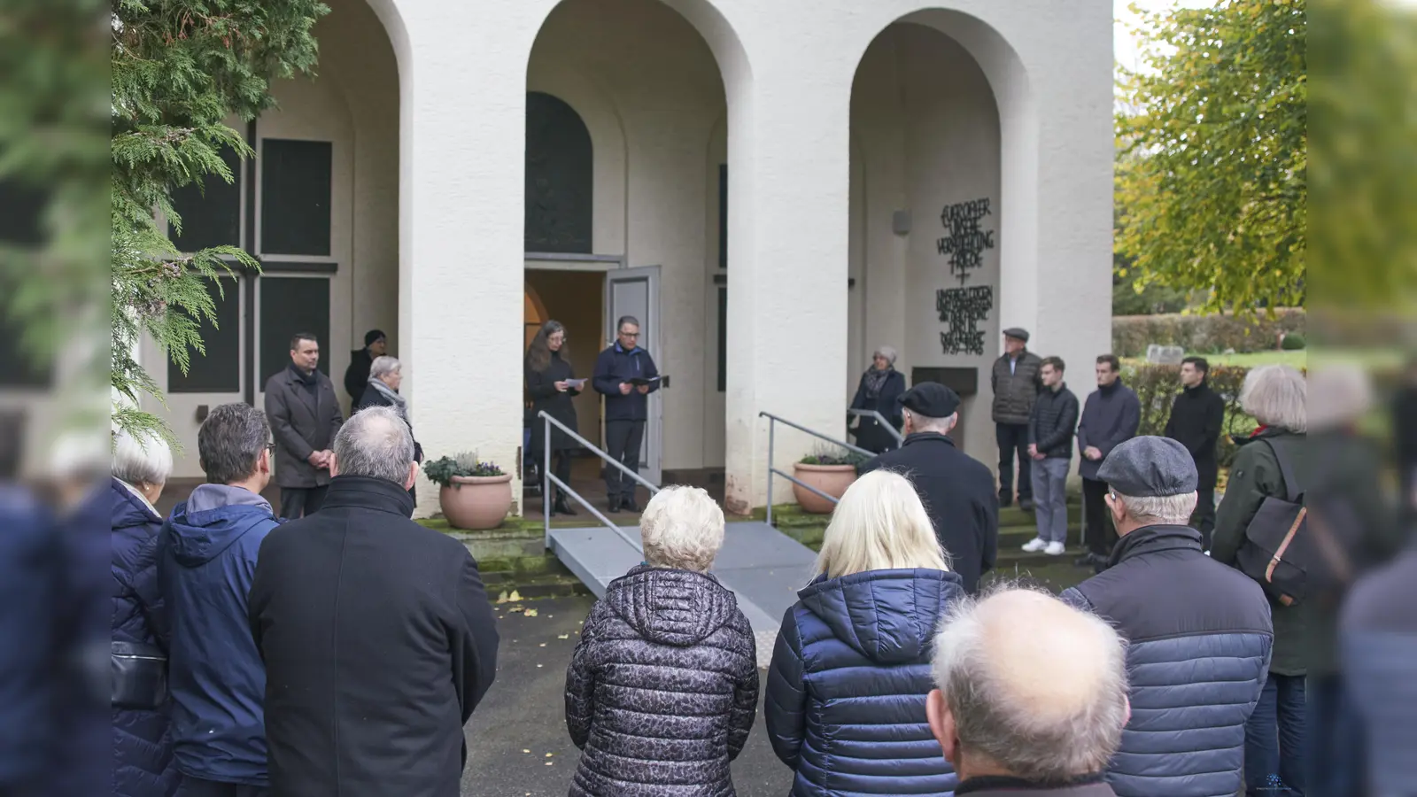 Zahlreiche Bürgerinnen und Bürger gedachten gemeinsam mit Bürgermeister Torben Busse und Stadtverordnetenvorsteherin Monika Grebing den Opfern von Krieg und Gewalt. Ein Vaterunser zum Gedenken sprachen Pfarrerin Dr. Gabriele Kölling und Pfarrer Martin Schöppe. (Foto: Stefan Bönning)