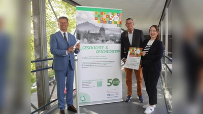 Mit einer neuen Wanderausstellung blickt der Kreis Höxter auf seine abwechslungsreiche Geschichte zurück. Eröffnet wird die Ausstellung am kommenden Donnerstag, 8. Mai, um 17 Uhr im Museum im „Stern“ in Warburg. Gemeinsam laden (v.l.) Landrat Michael Stickeln, Stephan Meyer vom Kreisarchiv und Kreisdirektorin Manuela Kupsch dazu herzlich ein. (Foto: Kreis Höxter)