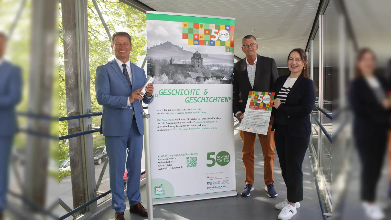 Mit einer neuen Wanderausstellung blickt der Kreis Höxter auf seine abwechslungsreiche Geschichte zurück. Eröffnet wird die Ausstellung am kommenden Donnerstag, 8. Mai, um 17 Uhr im Museum im „Stern“ in Warburg. Gemeinsam laden (v.l.) Landrat Michael Stickeln, Stephan Meyer vom Kreisarchiv und Kreisdirektorin Manuela Kupsch dazu herzlich ein. (Foto: Kreis Höxter)