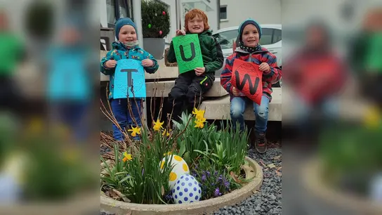 V.l.: Len Prohn (2), Janne Prohn (7) und Jonathan Lichtenberg (4) präsentieren die zu findenden Ostereier. (Foto: Frauke Prohn )