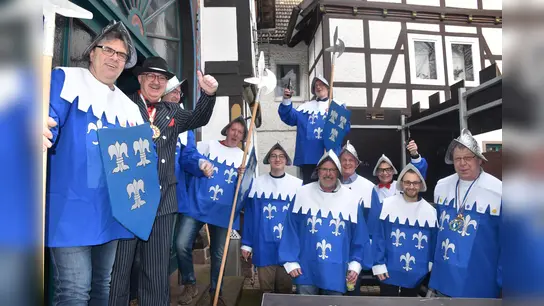 Angriff der Narren auf das Beverunger Rathaus (Foto: Barbara Siebrecht)