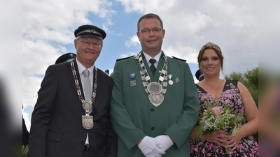 Der Bürgermeister Hubertus Grimm überreichte die Königskette an den neuen Stadtschützenkönig Andreas Peine aus Drenke mit seiner Königin Theresa Peine. (Foto: Barbara Siebrecht)