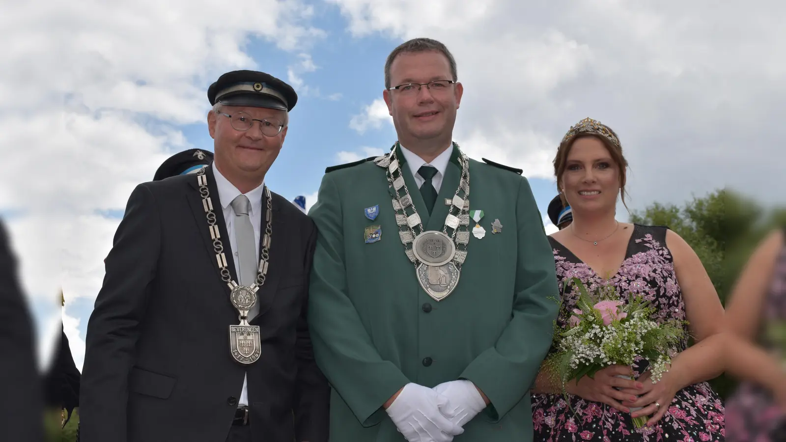 Der Bürgermeister Hubertus Grimm überreichte die Königskette an den neuen Stadtschützenkönig Andreas Peine aus Drenke mit seiner Königin Theresa Peine. (Foto: Barbara Siebrecht)