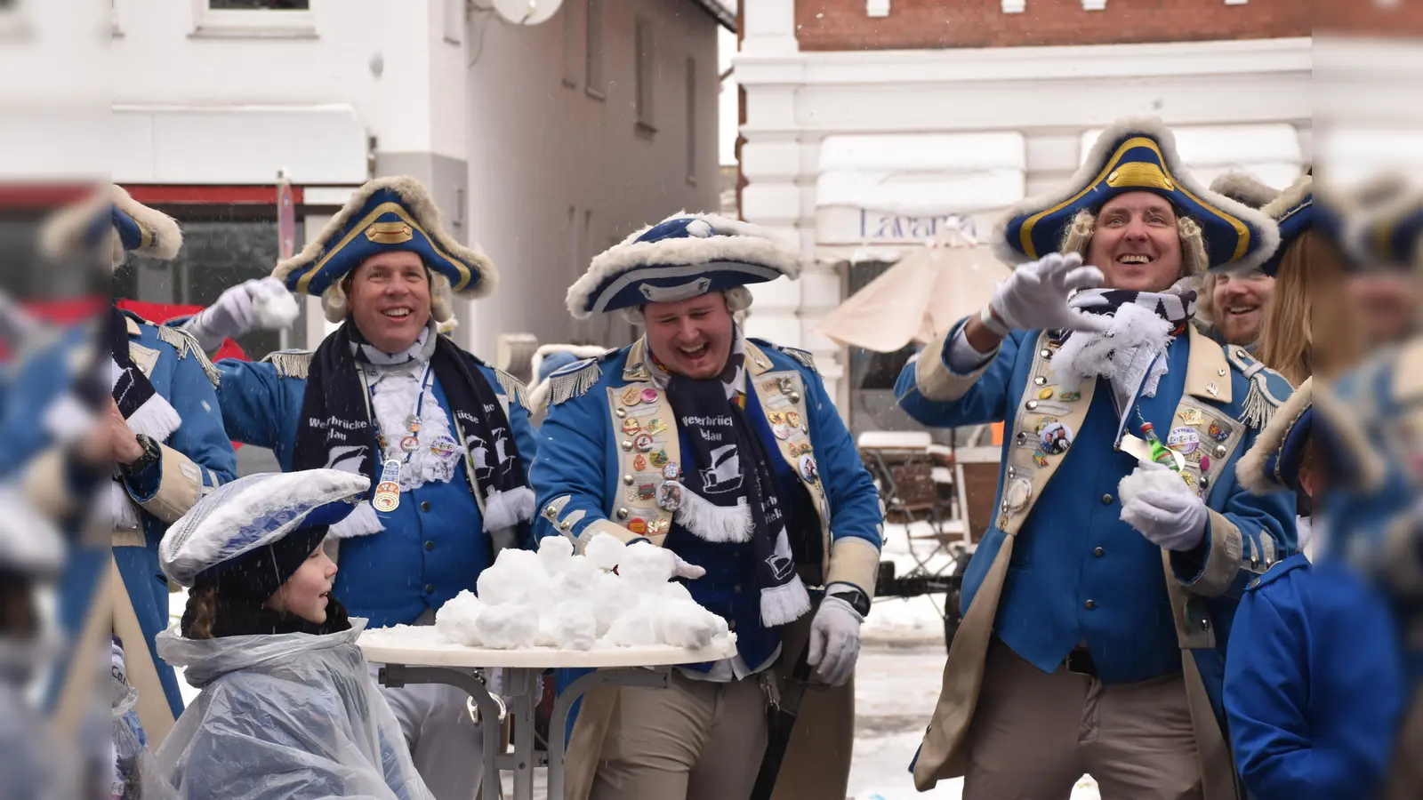 Beim Sturm auf das Rathaus kamen spontan Schneebälle zum Einsatz.  (Foto: Barbara Siebrecht)