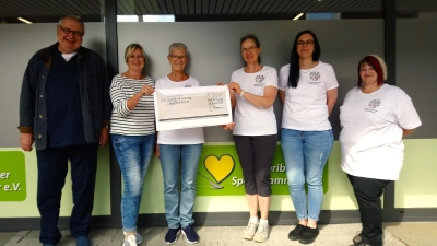Übergabe des Spendenschecks (v.l.): Olaf Donners, Marion Donners, Karin Rosemann, Martina Spieker, Christina Ising und Sabrina Remmert. (Foto: Doris Dietrich)