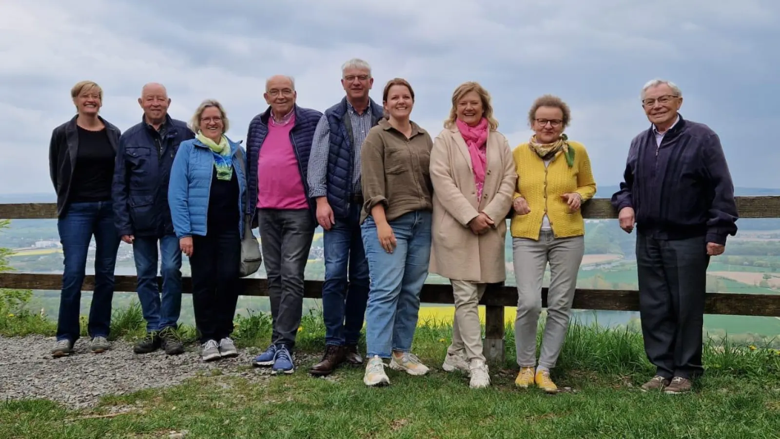 Das Organisationsteam an der Brunsberg-Hütte (v.l.): Ina Mischewski (Bruchhausen), Egon Bergmann (Stahle), Angela Völse (Bödexen), Bernhard Föckel (Ottbergen) Martin Sagel und Katharina Beverungen (Lütmarsen), Rita Altmiks (Fürstenau) Margret Golüke-Knuhr (Godelheim) und Erwin Winkler (Lüchtringen). Es fehlen Hans-Werner Gorzolka und Günter Winkelhahn (Ovenhausen), Birgit Düker (Stahle), Bruno Kieneke (Bosseborn), Dirk Meyhöfer (Höxter) sowie Meinhard Sievers (Albaxen). (Foto: privat)