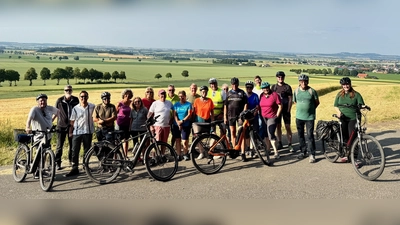 Gemeinsame Radtour: 24 Radlerinnen und Radler trafen sich zu einer geführten Radtour über 36 km im Rahmen des Stadtradelns. Es ging über den neuen Greenway2work an der Industriestraße entlang des Siekbachs, über Dössel und den geplanten Verbindungsradweg nach Lütgeneder sowie über Teilstrecken der Bio-Börde-Tour. Über Körbecke und Rösebeck führte die Strecke nach Daseburg, am Deseberg vorbei durchs Feld zur Anton-Böhlenstraße und endete wieder in Warburg. (Foto: Stadt Warburg)