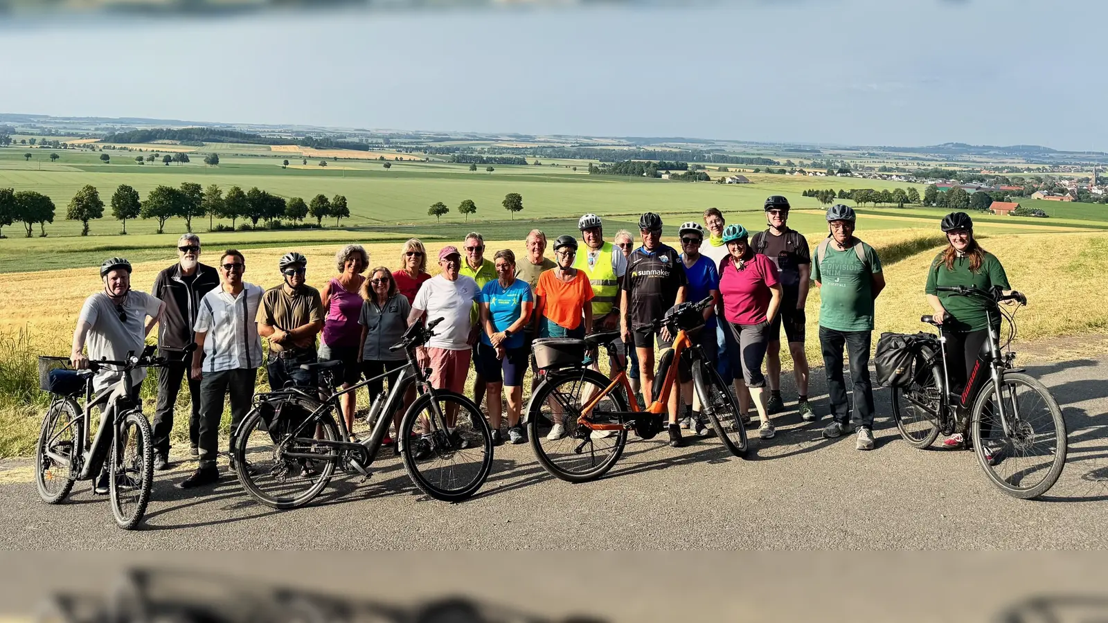 Gemeinsame Radtour: 24 Radlerinnen und Radler trafen sich zu einer geführten Radtour über 36 km im Rahmen des Stadtradelns. Es ging über den neuen Greenway2work an der Industriestraße entlang des Siekbachs, über Dössel und den geplanten Verbindungsradweg nach Lütgeneder sowie über Teilstrecken der Bio-Börde-Tour. Über Körbecke und Rösebeck führte die Strecke nach Daseburg, am Deseberg vorbei durchs Feld zur Anton-Böhlenstraße und endete wieder in Warburg. (Foto: Stadt Warburg)