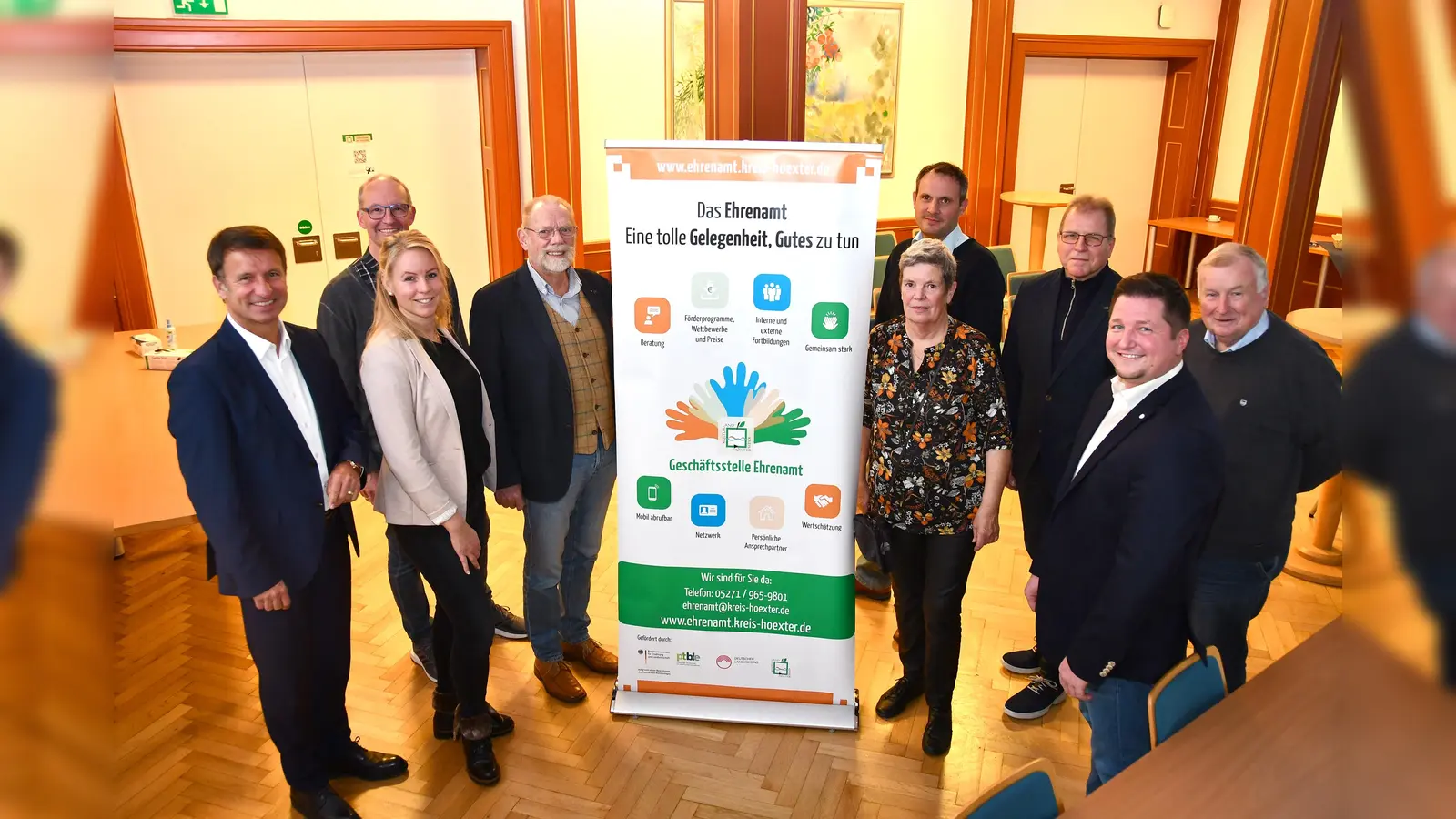 Heimatpreis-Jury hatte Qual der Wahl (v.l.): Landrat Michael Stickeln, Stephan Kreye, Katharina Serinelli, Dr. Josef Lammers, Brigitte Brand, Frederik Köhler, Guido Gell, Sascha Atteln und Hans-Werner Gorzolka. (Foto: Kreis Höxter)