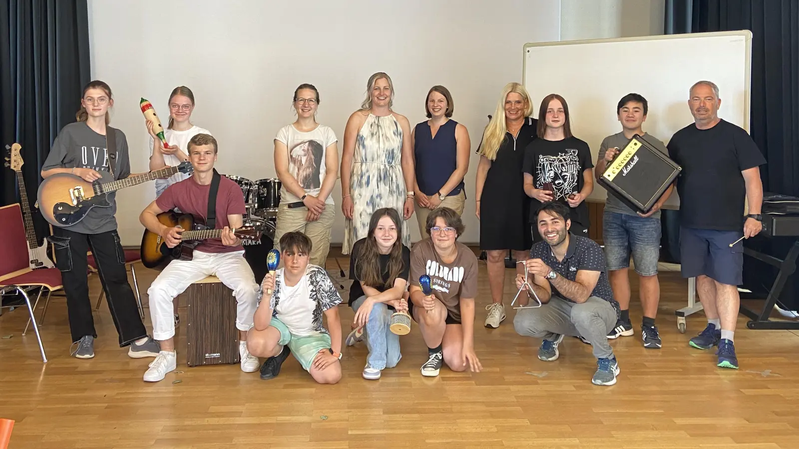 Die Schülerinnen und Schüler der Band-AG, Madeline Sprock &amp; Charlotte Tegethoff vom Ladies&#39; Circle Höxter-Holzminden, die Betreuenden der Band-AG: Herr Coskun, Herr Cebul und Frau Loges sowie die Schulleiterin Frau Stebbing (Foto: privat)