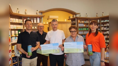 Bitten um Unterstützung (v.l.): Björn Schmidt (Kreisvertrauensapotheker, St. Nikolaus-Apotheke Nieheim), Rudi Söthe (Kirchenvorstand der Kirchengemeinde Borgentreich), Sebastian Otto (Stadtapotheke Borgentreich), Ute Dohmann-Bannenberg (Caritas Behindertenhilfe und Psychiatrie) und Tatjana Lapina (Friedensgebetsgemeinschaft Borgentreich). (Foto: privat)