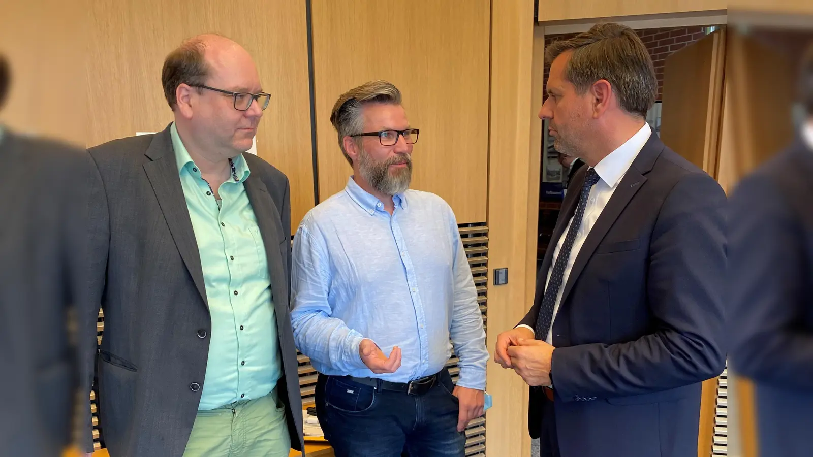 Trafen sich bei der Umweltausschusssitzung: (v.l.) MdL Christian Meyer, Dirk Wilhelm (Vorsitzender der Bürgerinitiative Atomfreies 3-Ländereck), Olaf Lies (Landesumweltminister Niedersachsen). (Foto: Atomfreies 3-Ländereck)