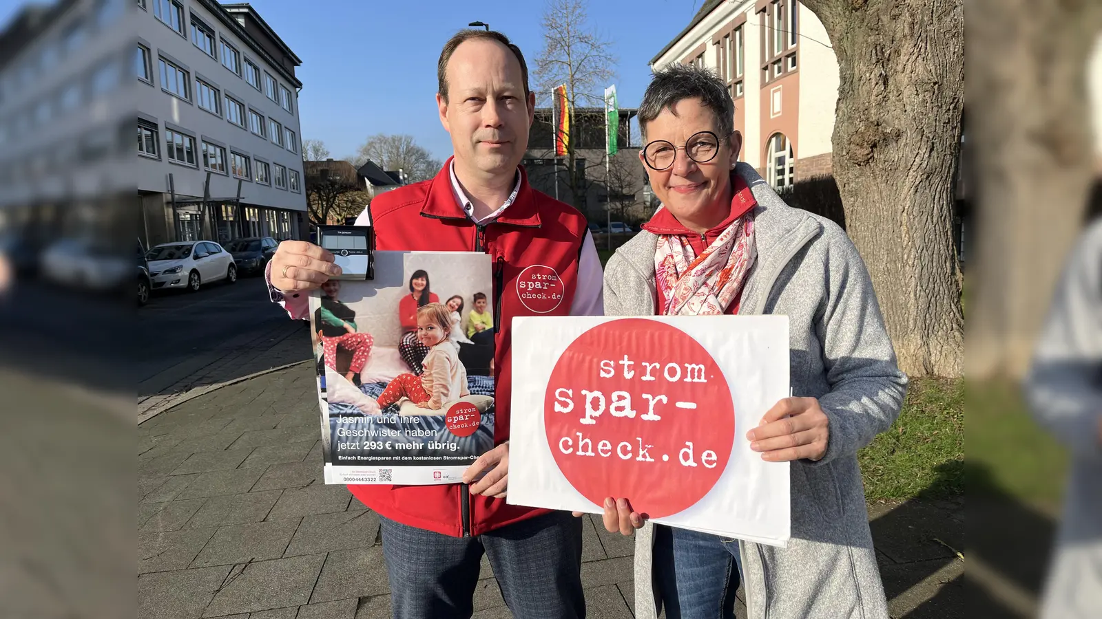 Sie stellen anlässlich des Internationalen Tags des Energiesparens die Möglichkeiten des Projekts „Stromspar-Check“ heraus: Martina Krog, Klimaschutzbeauftrage beim Kreis Höxter, und Projektleiter Maksim Boschmann. (Foto: Kreis Höxter)